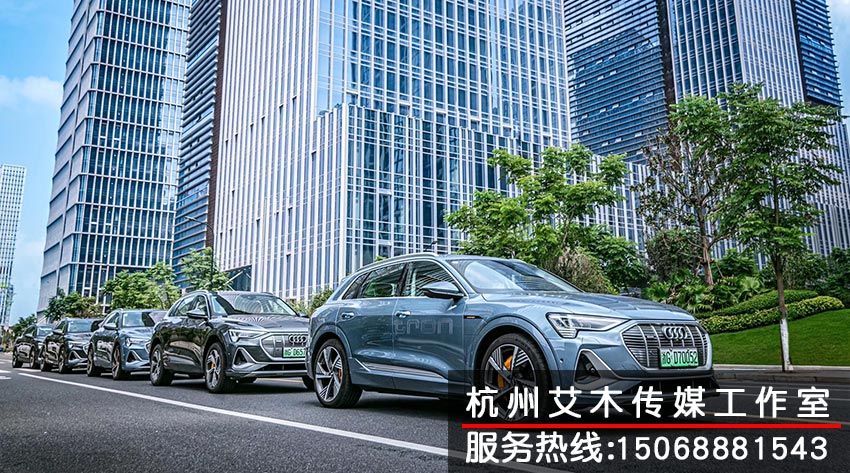 1630817035754001.jpg 在城市道路上行驶的一排奥迪车拍摄