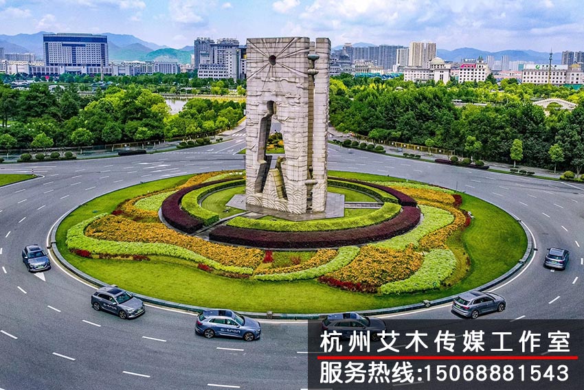 1630817168774181.jpg 城市环岛行驶的奥迪车拍摄情形