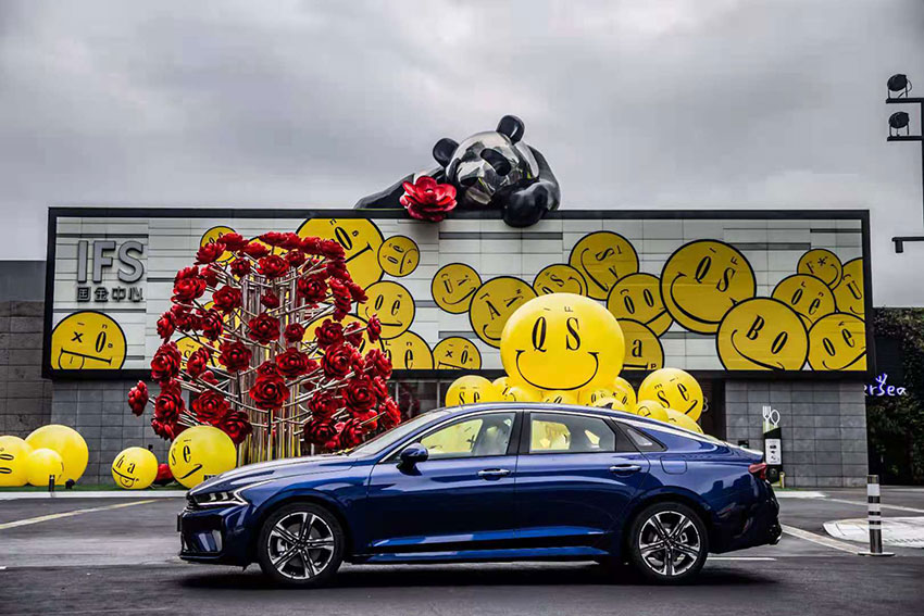 1631195002482923.jpg 户外停放的起亚汽车新品拍摄