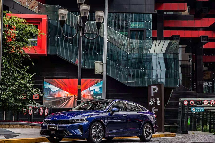 1631195126221153.jpg 市中心停放的起亚汽车新品拍摄